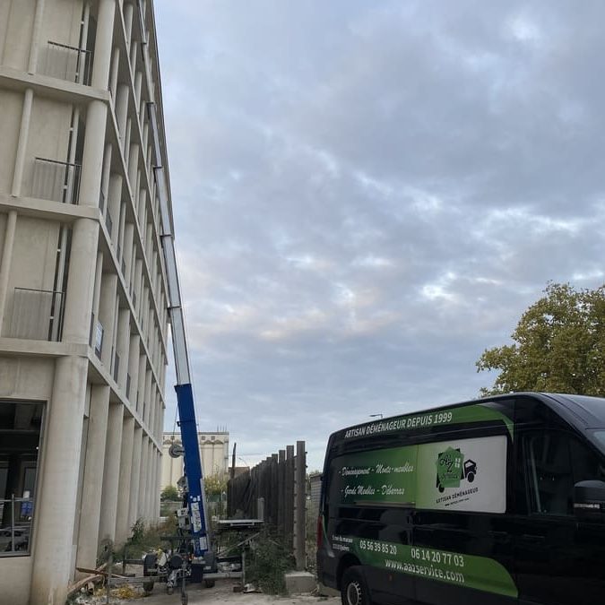 Camion de déménagement avec monte charge