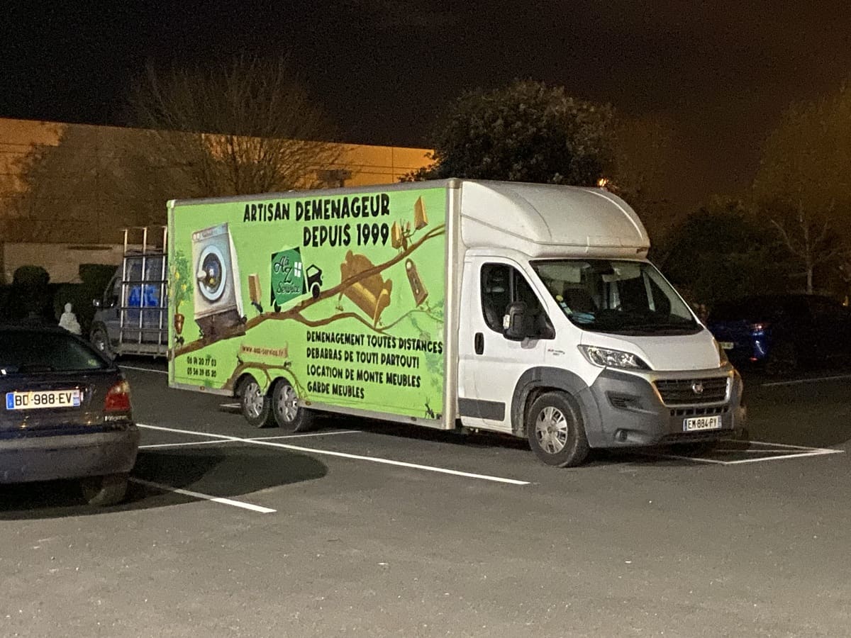 Camion de déménagement sur parking en pleine nuit