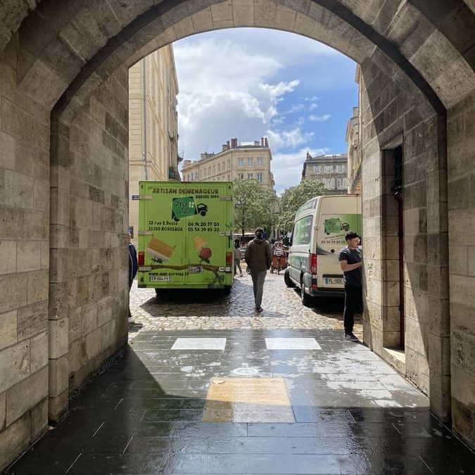 Camions de déménagement vu depuis un porche