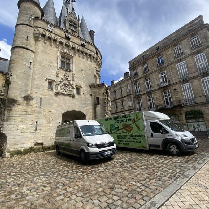 Deux camions de déménagement dans un centre historique